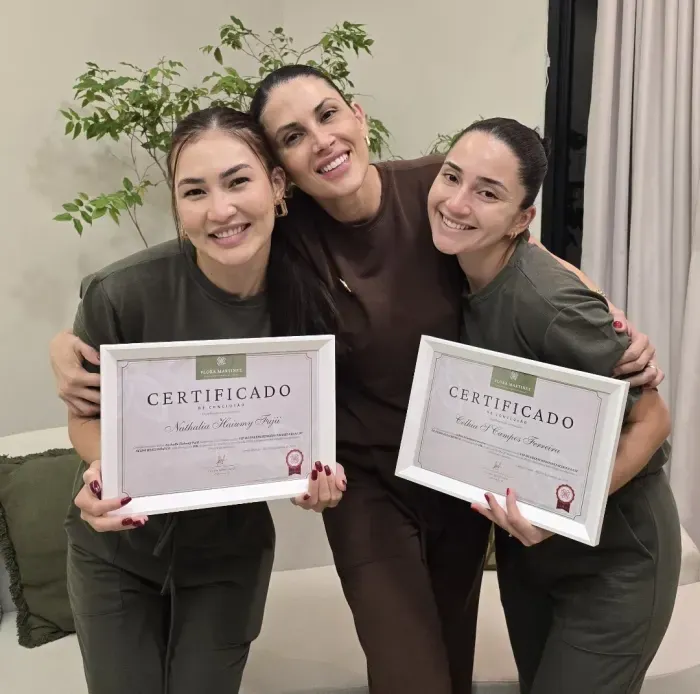 Dra. Flora com alunas e certificados